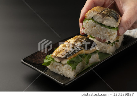 用手夾起烤鯖魚壽司 123189887