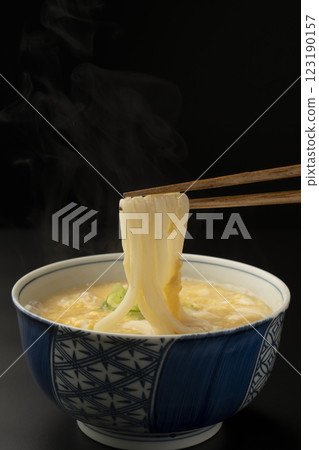 Pick up the hot egg-and-scallion udon noodles with chopsticks 123190157