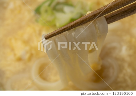 用筷子夾起熱騰騰的雞蛋烏龍麵 123190160