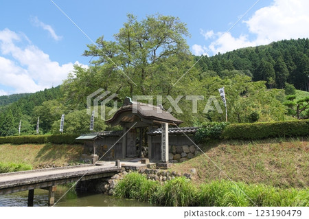 Ruined Valley Asakura Ruins Karamon 123190479