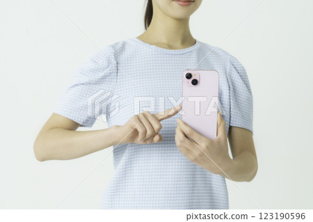 一位年輕女子操作智能手機的手的特寫 123190596