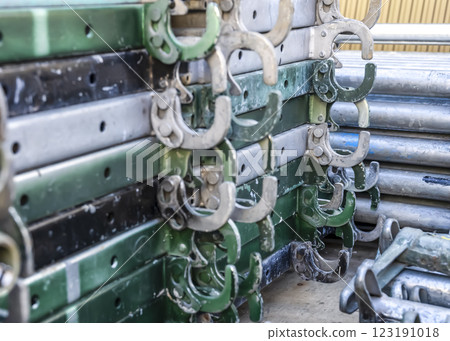 Repair work on the exterior walls of detached houses: Temporary scaffolding materials, posts and treads Repair work on the exterior walls of detached houses: Temporary scaffolding materials, posts and treads 123191018