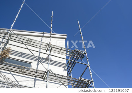 Repair work on exterior walls and roofs of detached houses Repair work on exterior walls and roofs of detached houses 123191097