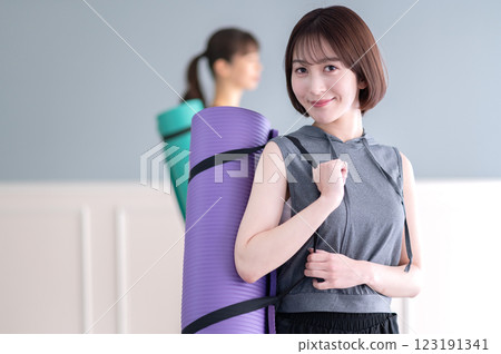 有瑜伽席子的微笑的少婦 123191341