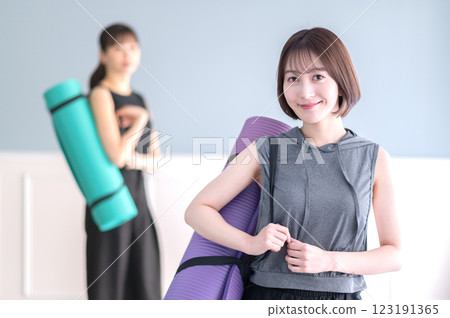 有瑜伽席子的微笑的少婦 123191365