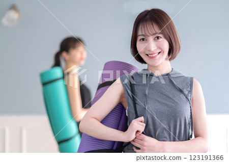 有瑜伽席子的微笑的少婦 123191366