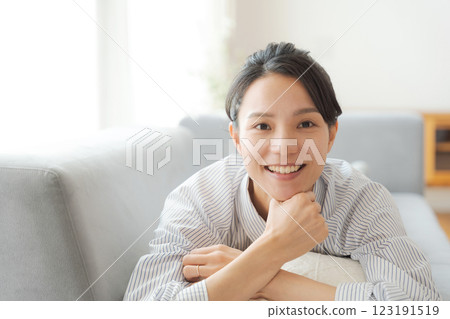 一個女人躺在沙發上 123191519