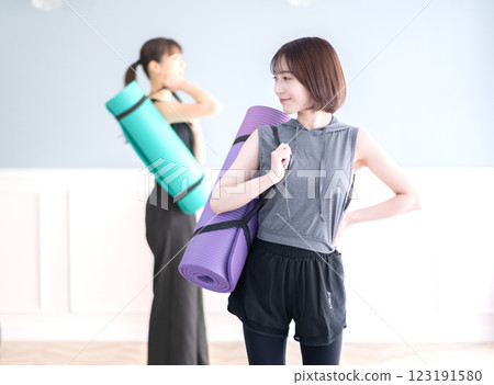 有瑜伽席子的微笑的少婦 有瑜伽席子的微笑的少婦 123191580