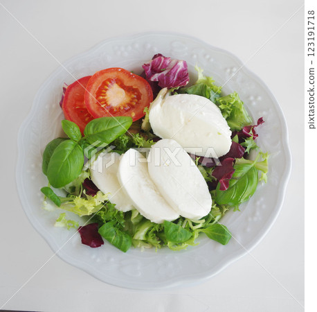 馬蘇里拉起司蔬菜沙拉，起司，羅勒，番茄，義大利沙拉 123191718