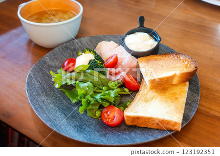 餐桌上的健康早餐盤 餐桌上的健康早餐盤 123192351