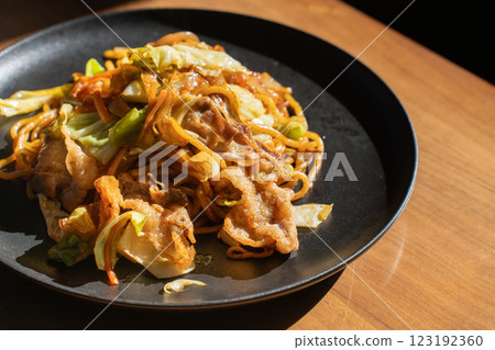 陽光照射下的餐桌上的炒麵 123192360