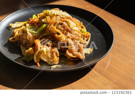 陽光照射下的餐桌上的炒麵 123192361