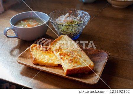 法式吐司和湯早餐套餐 法式吐司和湯早餐套餐 123192362