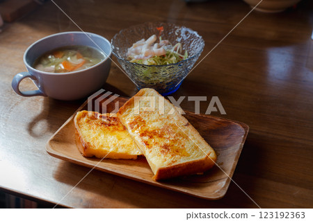 法式吐司和湯早餐套餐 123192363