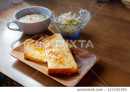 法式吐司和湯早餐套餐 123192365