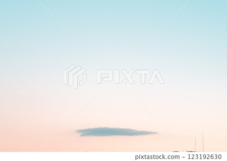 簡單的天空和浮雲（極簡風景） 123192630