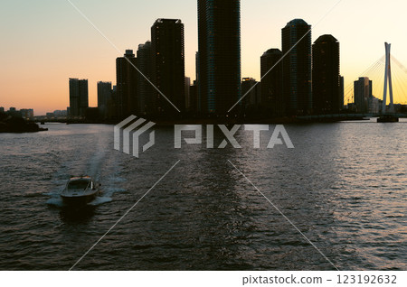 城市海濱賽艇(黃昏時的摩天大樓) 城市海濱賽艇(黃昏時的摩天大樓) 123192632