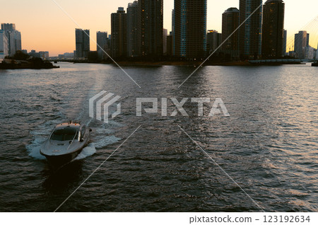 城市海濱賽艇(黃昏時的摩天大樓) 城市海濱賽艇(黃昏時的摩天大樓) 123192634