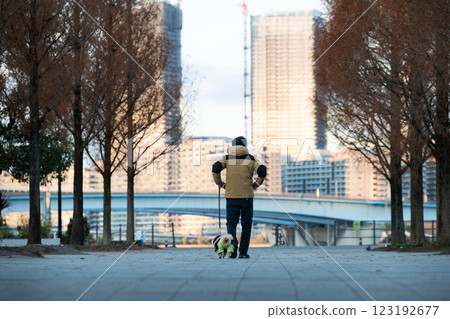 清晨在東京豐洲公園遛狗 123192677