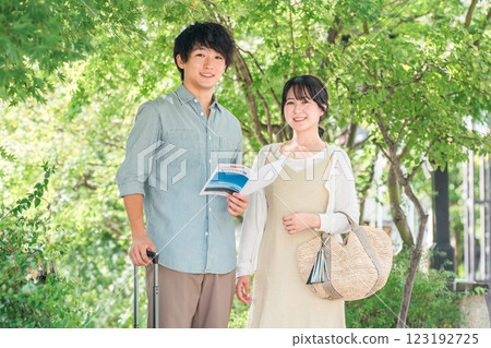 Young couples taking city walks and sightseeing tours on domestic trips 123192725