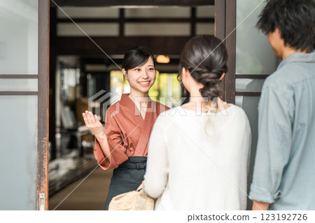 在老字號溫泉旅館、高級旅館、住宿設施中為遊客提供服務的中井女士和女房東。 在老字號溫泉旅館、高級旅館、住宿設施中為遊客提供服務的中井女士和女房東。 123192726
