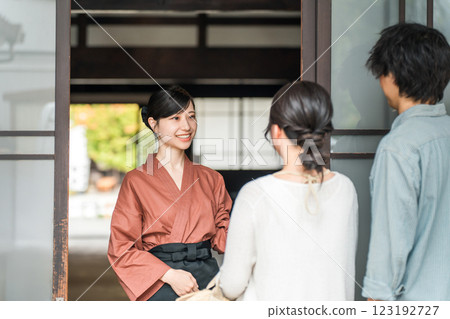 在老字號溫泉旅館、高級旅館、住宿設施中為遊客提供服務的中井女士和女房東。 在老字號溫泉旅館、高級旅館、住宿設施中為遊客提供服務的中井女士和女房東。 123192727