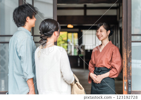 在老字號溫泉旅館、高級旅館、住宿設施中為遊客提供服務的中井女士和女房東。 在老字號溫泉旅館、高級旅館、住宿設施中為遊客提供服務的中井女士和女房東。 123192728