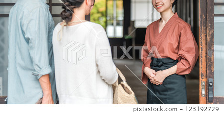 在老字號溫泉旅館、高級旅館、住宿設施中為遊客提供服務的中井女士和女房東。 在老字號溫泉旅館、高級旅館、住宿設施中為遊客提供服務的中井女士和女房東。 123192729