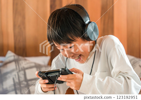 一名男子戴著耳機/耳麥玩遊戲 123192951