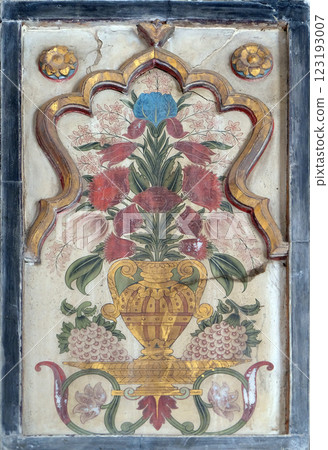 Beautiful stone carvings on the wall in Fatehpur Sikri complex, Uttar Pradesh, India 123193007