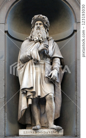 Leonardo da Vinci, statue in the Niches of the Uffizi Colonnade. The first half of the 19th Century they were occupied by 28 statues of famous people in Florence, Italy Leonardo da Vinci, statue in the Niches of the Uffizi Colonnade. The first half of the 19th Century they were occupied by 28 statues of famous people in Florence, Italy 123193030
