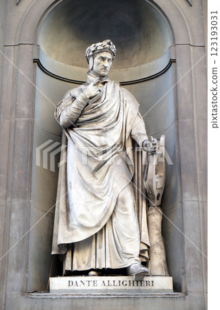 Dante Alighieri in the Niches of the Uffizi Colonnade. The first half of the 19th Century they were occupied by 28 statues of famous people in Florence, Italy Dante Alighieri in the Niches of the Uffizi Colonnade. The first half of the 19th Century they were occupied by 28 statues of famous people in Florence, Italy 123193031