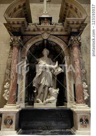 Altar of Saint Luke the Evangelist in Zagreb cathedral 123193037