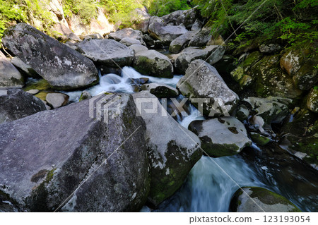 Huge rocks and a mountain stream (Oni no Shitaburushi: Okuizumo Town, Nita District) 123193054