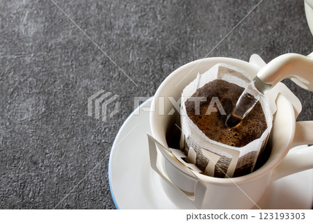 將熱水倒入滴漏咖啡中 123193303