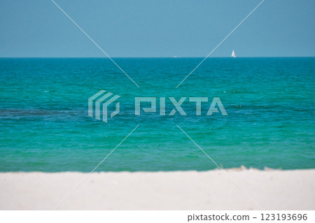 航行在翠綠海平面上的遊艇（弓濱海灘：鳥取縣米子市） 123193696