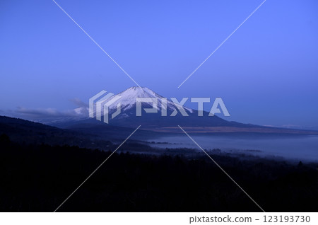 February, dawn over Mt. Fuji (Photo taken at Myojinyama Panorama Observatory, Yamanakako Village) 123193730