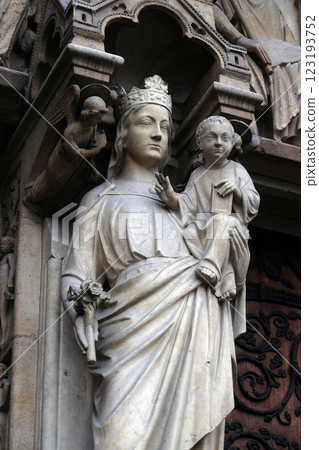 Madonna with Child, Portal of the Virgin, Notre Dame Cathedral, Paris, UNESCO World Heritage Site in Paris, France 123193752