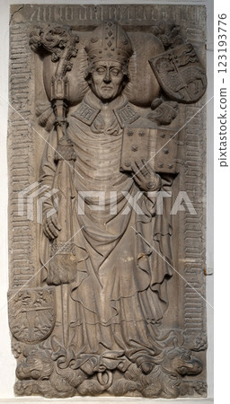 A memorial tablet on the portal of the Cathedral of Santa Maria Assunta and San Cassiano in Bressanone, Italy 123193776