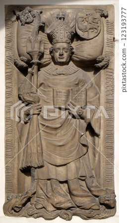 A memorial tablet on the portal of the Cathedral of Santa Maria Assunta and San Cassiano in Bressanone, Italy 123193777