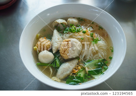 vermicelli fish ball soup in bowl 123194565