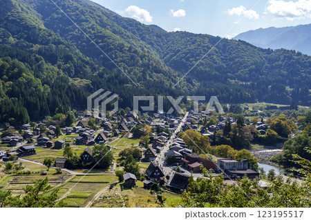The autumn foliage of the World Heritage Site, Ogimachi Gassho-style Village in Shirakawa-go, seen from the Ogimachi Castle Ruins Observatory 123195517