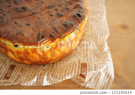 Whole Oreo Basque Cheesecake (left) Whole Oreo Basque Cheesecake (left) 123195614