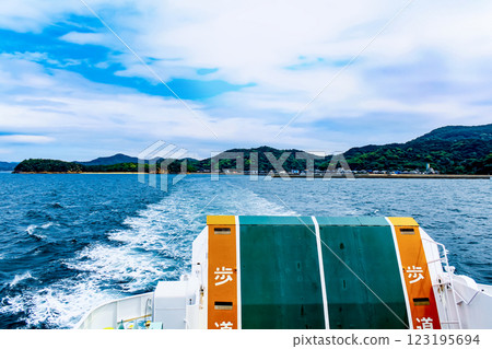 【香川】初夏的豐島:從前往家浦港的渡輪上看到的唐戶港 【香川】初夏的豐島:從前往家浦港的渡輪上看到的唐戶港 123195694