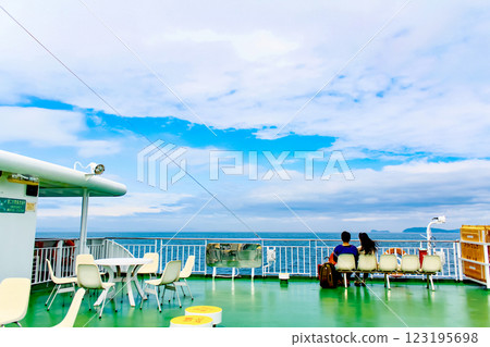 【香川】初夏的豐島:從唐戶港到家浦港的渡輪和瀨戶內海 【香川】初夏的豐島:從唐戶港到家浦港的渡輪和瀨戶內海 123195698