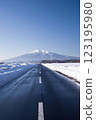 從青森縣鶴田町望去的白雪皚皚的岩木山 123195980
