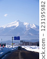 從青森縣鶴田町望去的白雪皚皚的岩木山 123195982