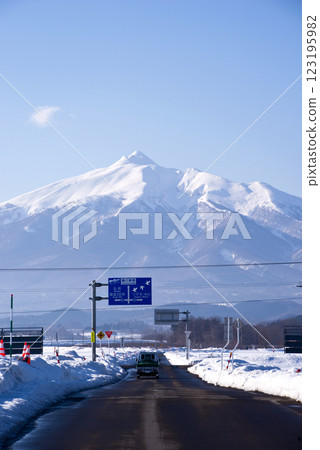 Snow-capped Mount Iwaki seen from Tsuruta Town, Aomori Prefecture 123195982