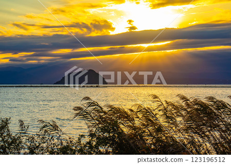 [Lake Biwa scenery] The fantastic Chikubu Island floating in the autumn evening scenery 123196512