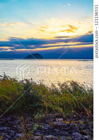 【琵琶湖風光】秋日黃昏中漂浮的夢幻竹生島 【琵琶湖風光】秋日黃昏中漂浮的夢幻竹生島 123196531